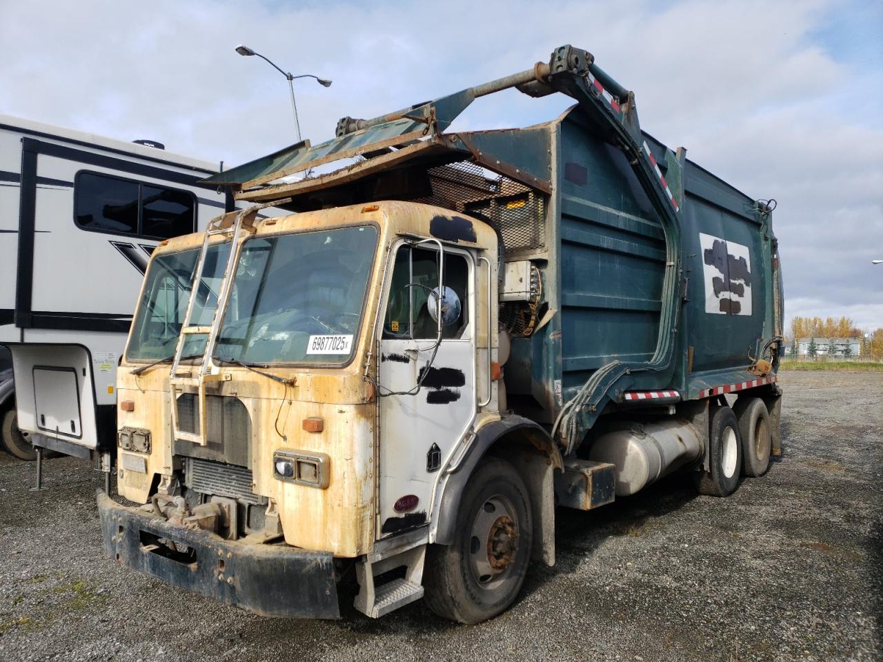 Peterbilt Tractor 320 Image 2