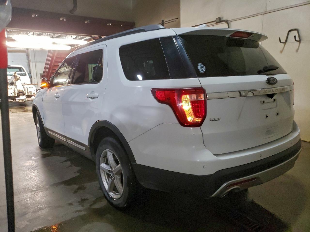 Ford Explorer Xlt Image 8