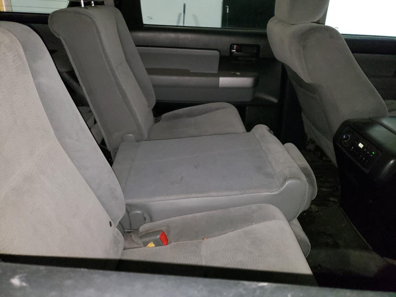 Toyota Sequoia Sr5 Image 8